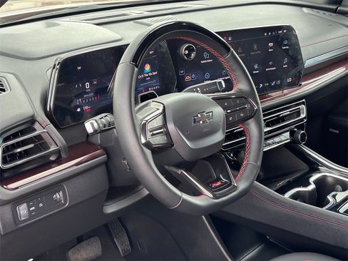 Used 2025 Chevrolet Traverse RS image 9