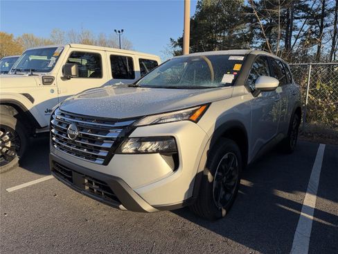 Used 2025 Nissan Rogue SV image 2