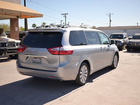 Used 2017 Toyota Sienna Limited FWD image 4