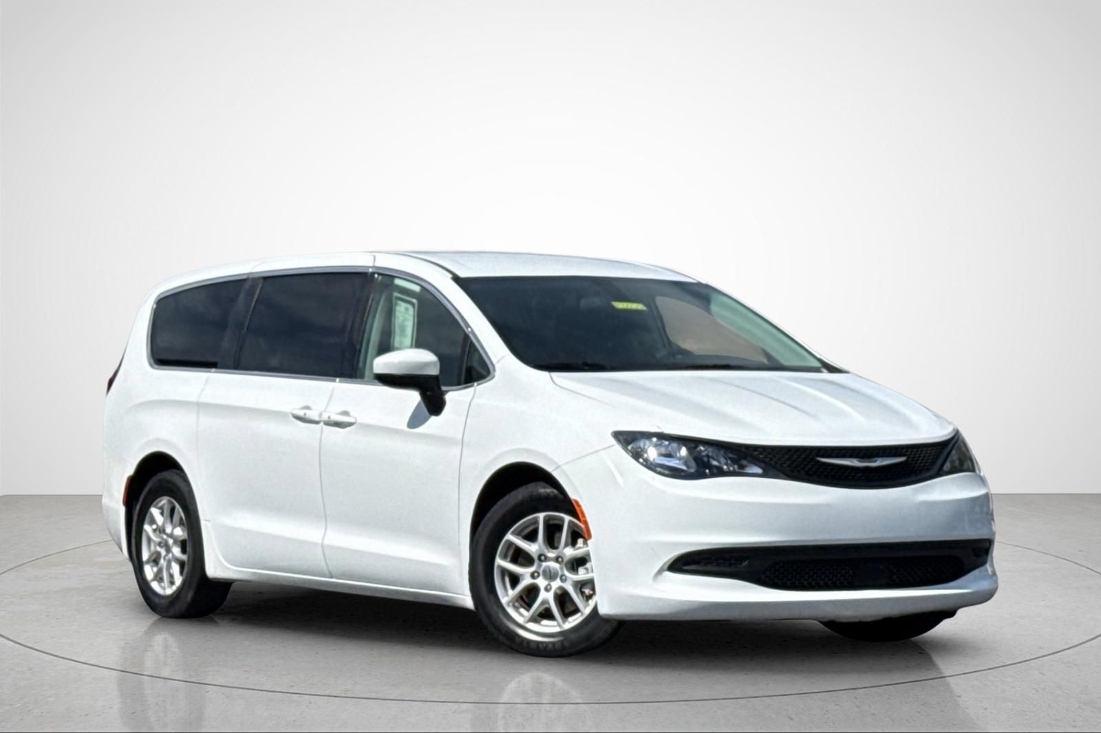 Used 2022 Chrysler Voyager LX FWD image 2