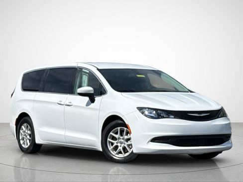 Used 2022 Chrysler Voyager LX FWD image 2