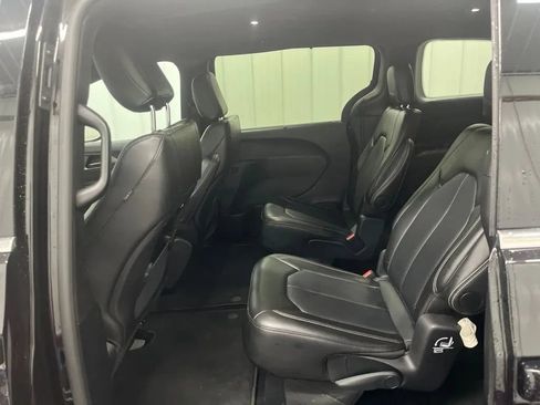 Used 2025 Chrysler Pacifica Select FWD image 15