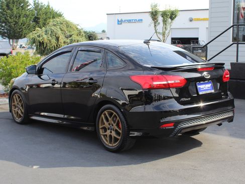 Used 2016 Ford Focus SE w/ SE Sport Package FWD image 4