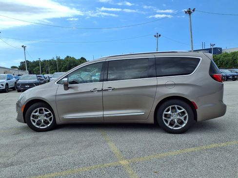 Used 2017 Chrysler Pacifica Limited w/ UConnect Theater Package FWD image 35