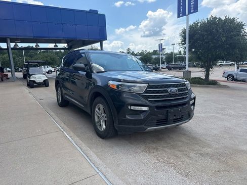 Used 2024 Ford Explorer XLT w/ Equipment Group 202A RWD image 2