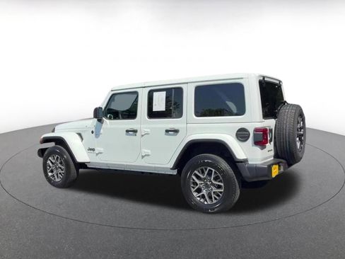 Used 2025 Jeep Wrangler Unlimited Sahara AWD/4WD image 10