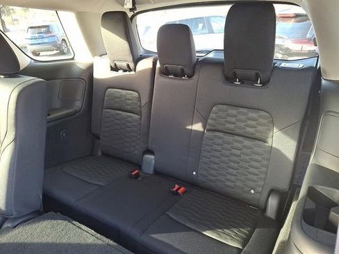 Used 2025 Nissan Pathfinder S image 10