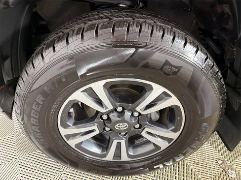 Used 2016 Toyota Tacoma TRD Sport image 12