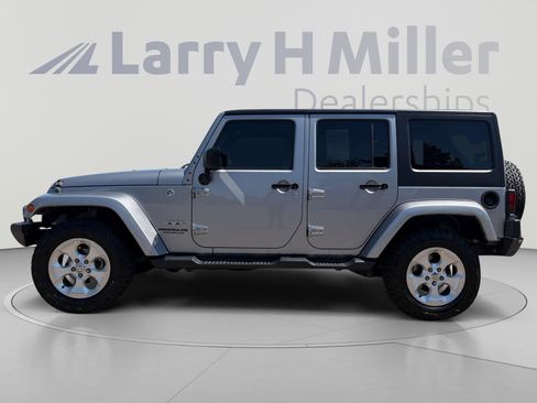 Used 2017 Jeep Wrangler Unlimited Sahara w/ Connectivity Group AWD/4WD image 3