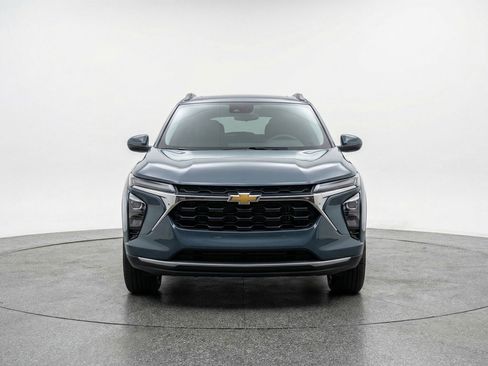 Used 2025 Chevrolet Trax LT FWD image 2