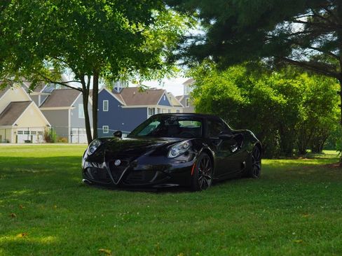 Used 2019 Alfa Romeo 4C Spider RWD image 1