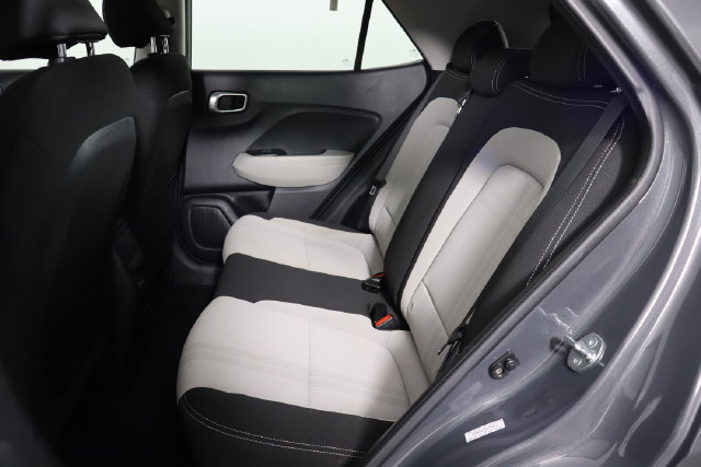 Used 2024 Hyundai Venue SEL FWD image 17