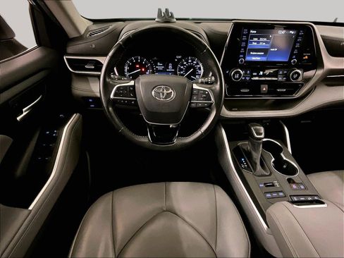 Used 2020 Toyota Highlander XLE AWD/4WD image 5
