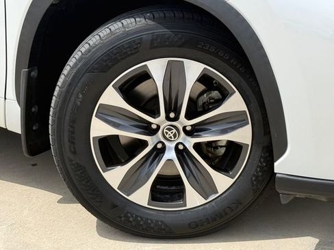 Used 2023 Toyota Highlander XLE image 2