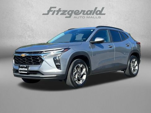 Used 2025 Chevrolet Trax LT FWD image 2