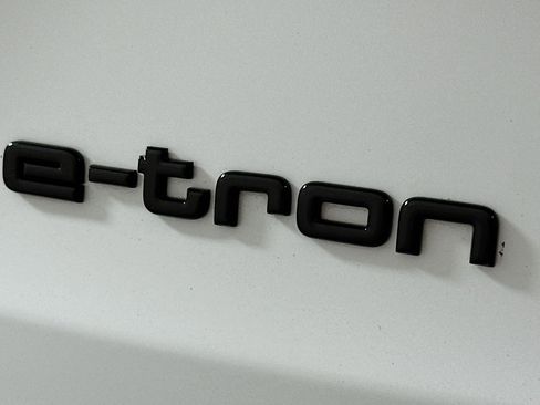 Used 2023 Audi e-tron Premium w/ Convenience Plus Package image 10