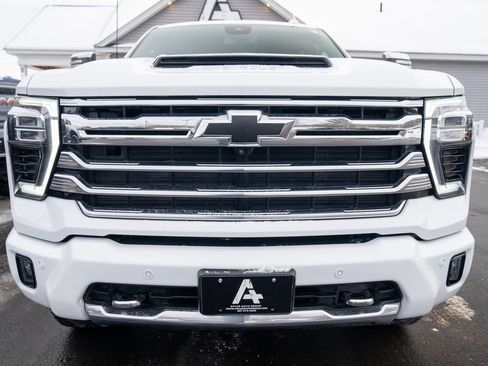 Used 2024 Chevrolet Silverado 2500 High Country image 9