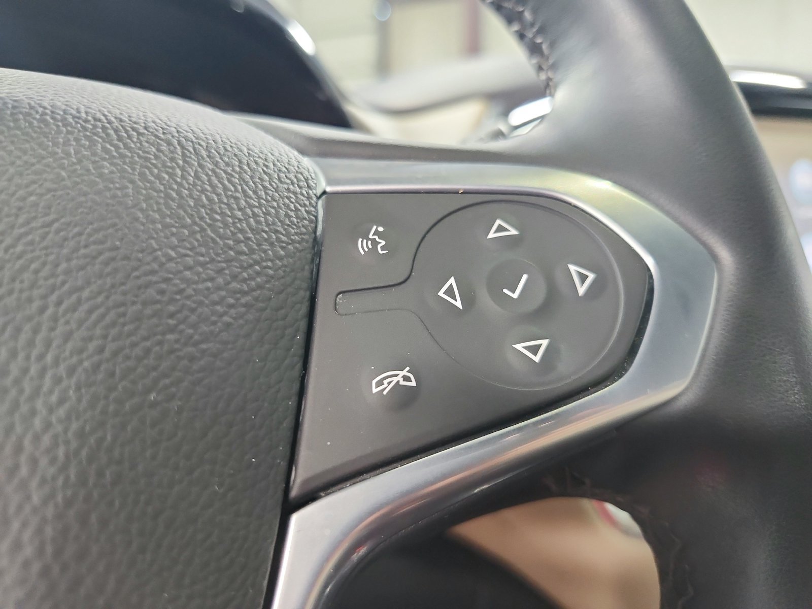 Used 2023 Chevrolet Traverse Premier FWD image 23