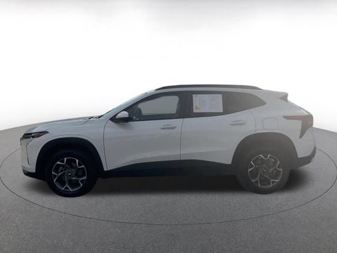 Used 2025 Chevrolet Trax LT FWD image 9