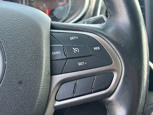 Used 2019 Jeep Cherokee Latitude Plus w/ Comfort/Convenience Group AWD/4WD image 20