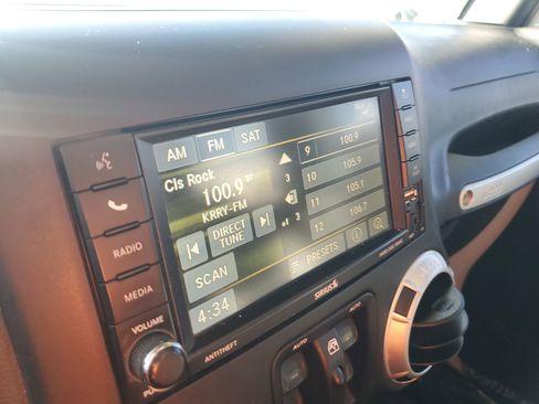 Used 2015 Jeep Wrangler Unlimited Sahara w/ Connectivity Group AWD/4WD image 21