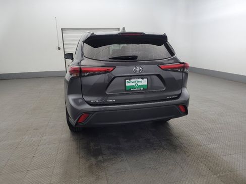 Used 2021 Toyota Highlander XLE image 6