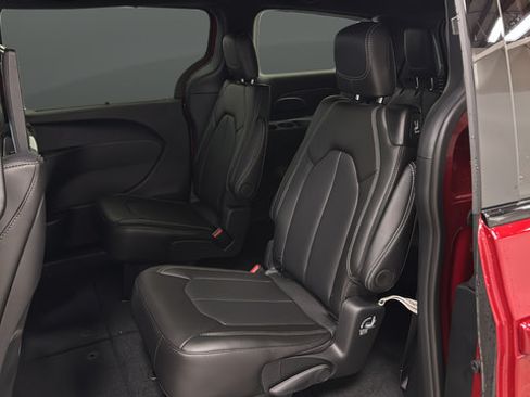 New 2026 Chrysler Pacifica Select AWD/4WD image 23