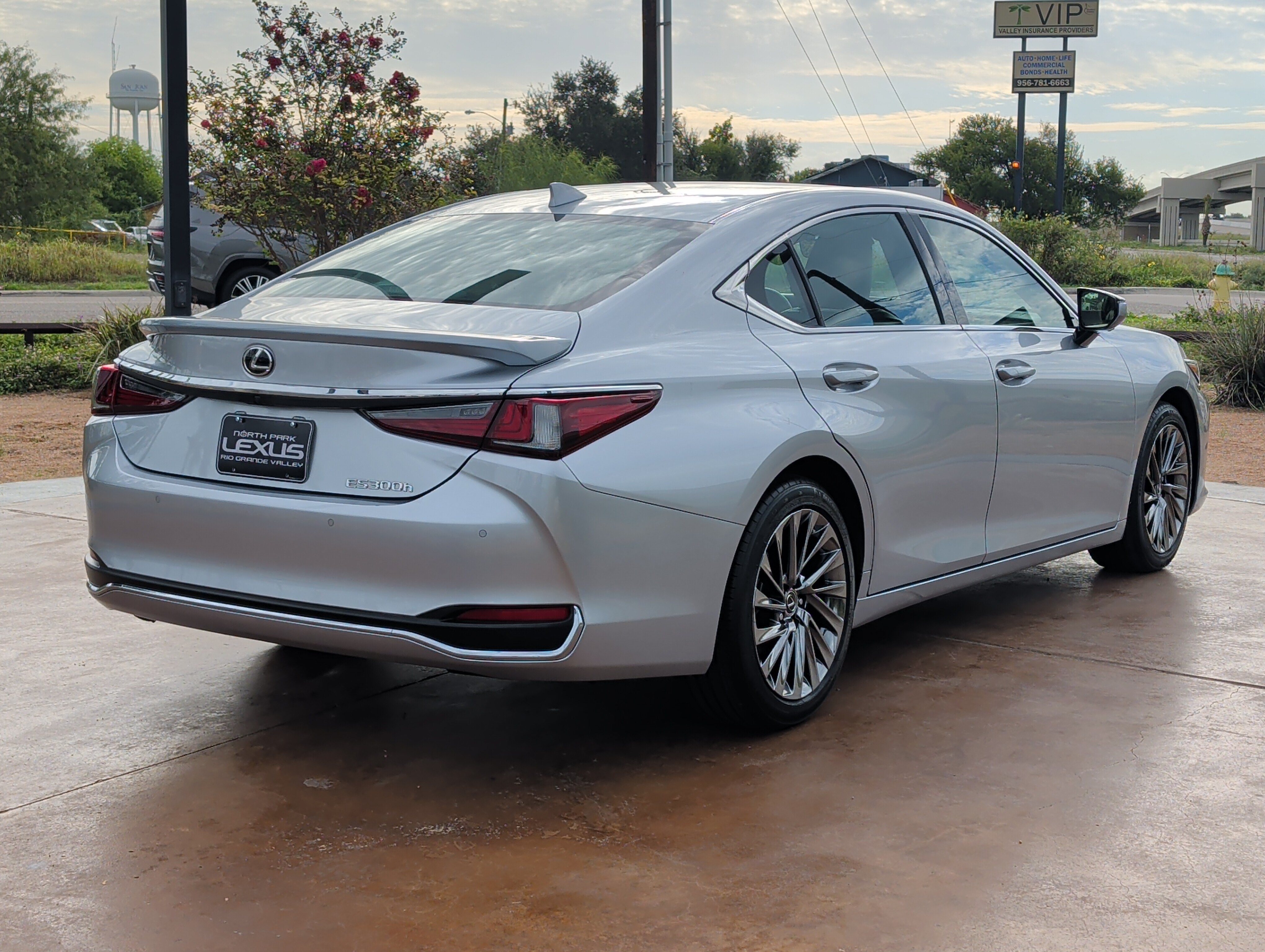 Used 2025 Lexus ES 300h Ultra Luxury w/ Accessory Package (Z1) FWD image 2