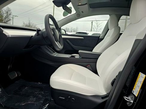 Used 2025 Tesla Model Y Long Range image 18