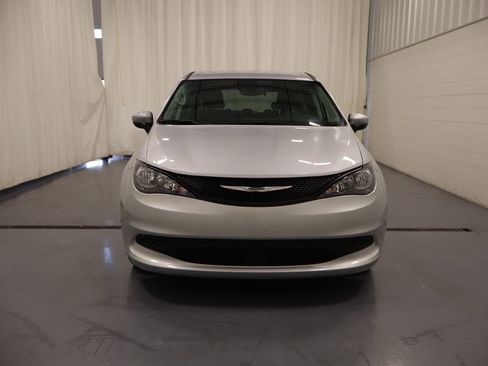 Certified 2023 Chrysler Voyager LX FWD image 3
