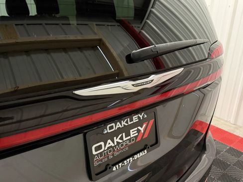 Used 2023 Chrysler Pacifica Touring-L image 14