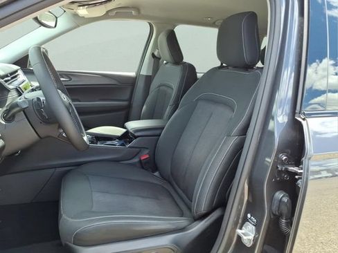 Used 2023 Jeep Grand Cherokee Laredo AWD/4WD image 12