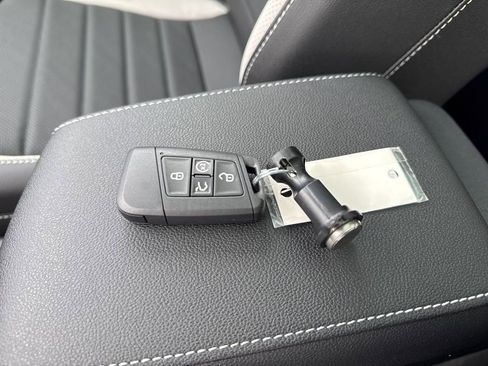 New 2025 Volkswagen Taos SEL image 29