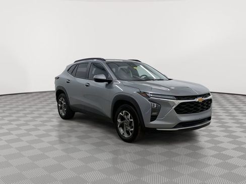 Used 2025 Chevrolet Trax LT w/ LT Convenience Package image 13