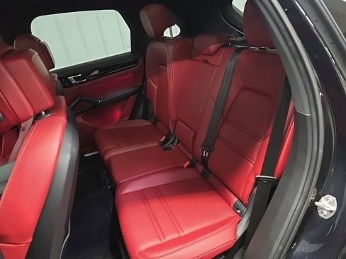 Used 2022 Porsche Cayenne Platinum Edition image 33