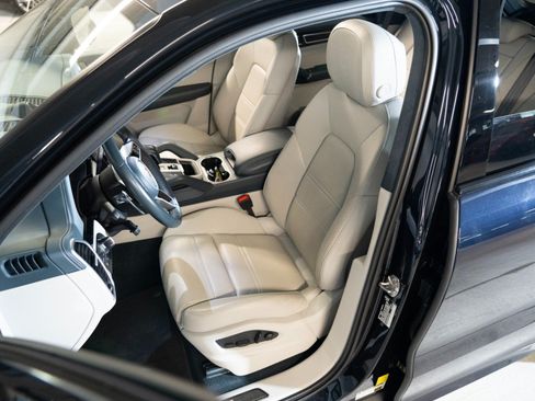 Certified 2023 Porsche Cayenne GTS AWD/4WD image 5