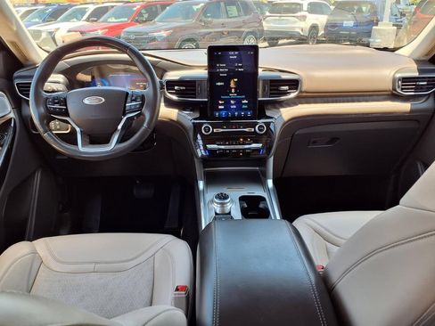 Used 2022 Ford Explorer Platinum w/ Equipment Group 601A AWD/4WD image 2