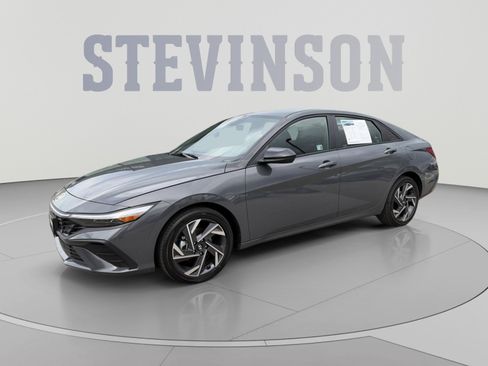 Certified 2025 Hyundai Elantra SEL FWD image 1