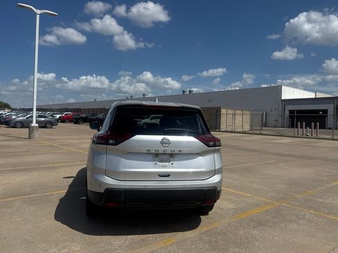 Certified 2025 Nissan Rogue SV FWD image 20