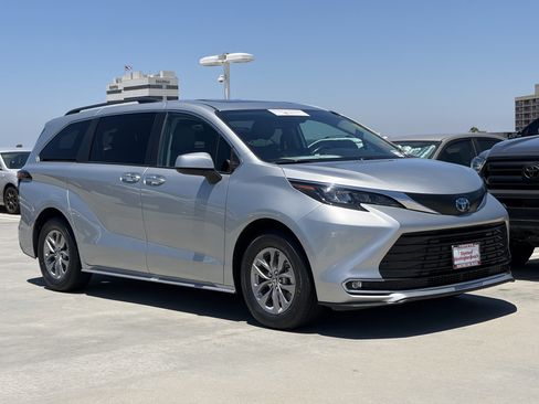 Certified 2024 Toyota Sienna XLE FWD image 2
