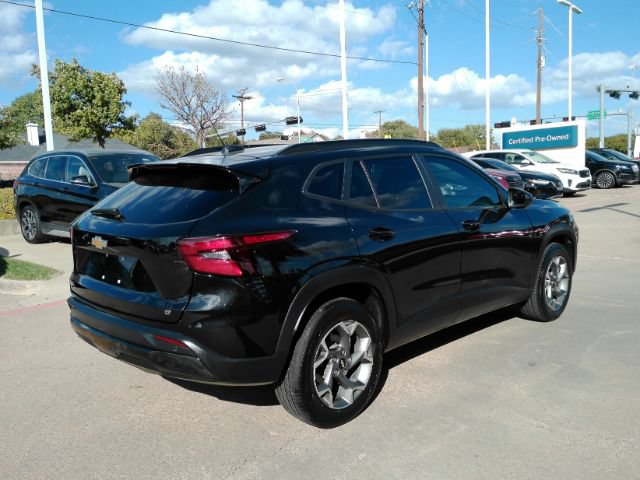 Used 2026 Chevrolet Trax LT w/ Sunroof Package FWD image 8