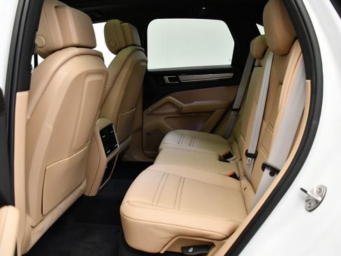 Used 2022 Porsche Cayenne Platinum Edition image 44