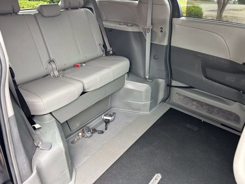 Used 2017 Toyota Sienna XLE FWD image 12
