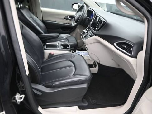 Used 2023 Chrysler Pacifica Touring-L FWD image 10