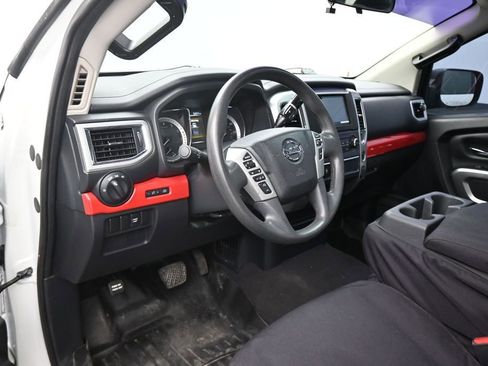 Used 2017 Nissan Titan SV RWD image 3