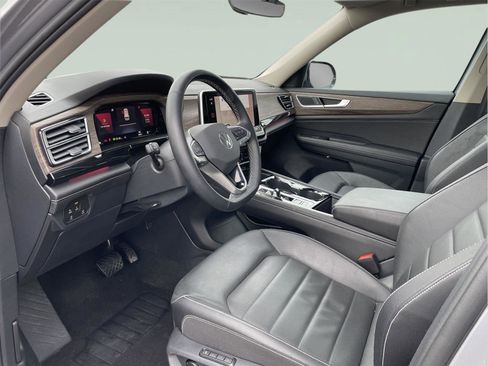 Used 2025 Volkswagen Atlas SEL image 13