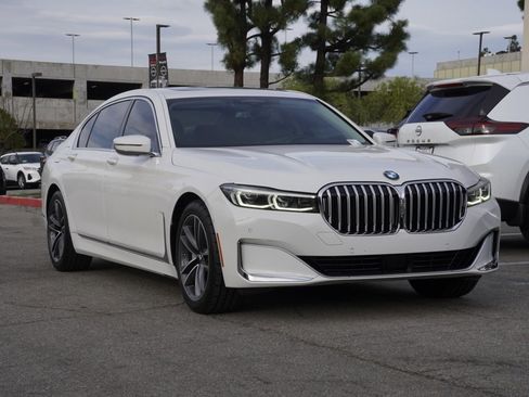 Used 2022 BMW 750i xDrive image 2