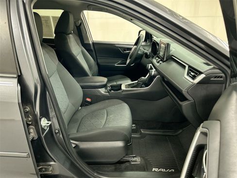 Used 2020 Toyota RAV4 XLE image 22