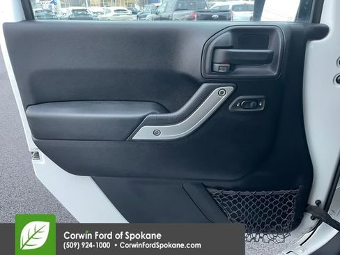 Used 2015 Jeep Wrangler Unlimited Rubicon w/ Connectivity Group image 25