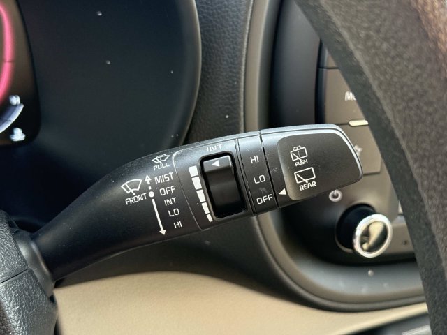 Used 2025 Kia Soul LX w/ LX Technology Package FWD image 25